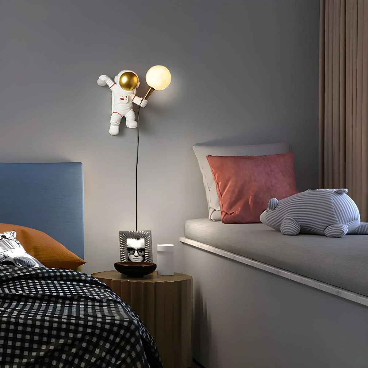 Metavaya Wall lamp Dia 25 cm x H 32 cm / ∅ 9.8″ x H 12.6″ / White Astronaut Wall Lamp 6938617818968 M2023120803-1 Astronaut Wall Lamp|Theme Design Lamp