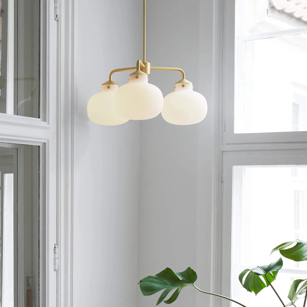 Metavaya Chandelier Dia 57cm x H 55cm / ∅ 22.4″ x H 21.6″ / Brass Raito Glass Globe Pendant Chandelier 662668877105 M202403202-1