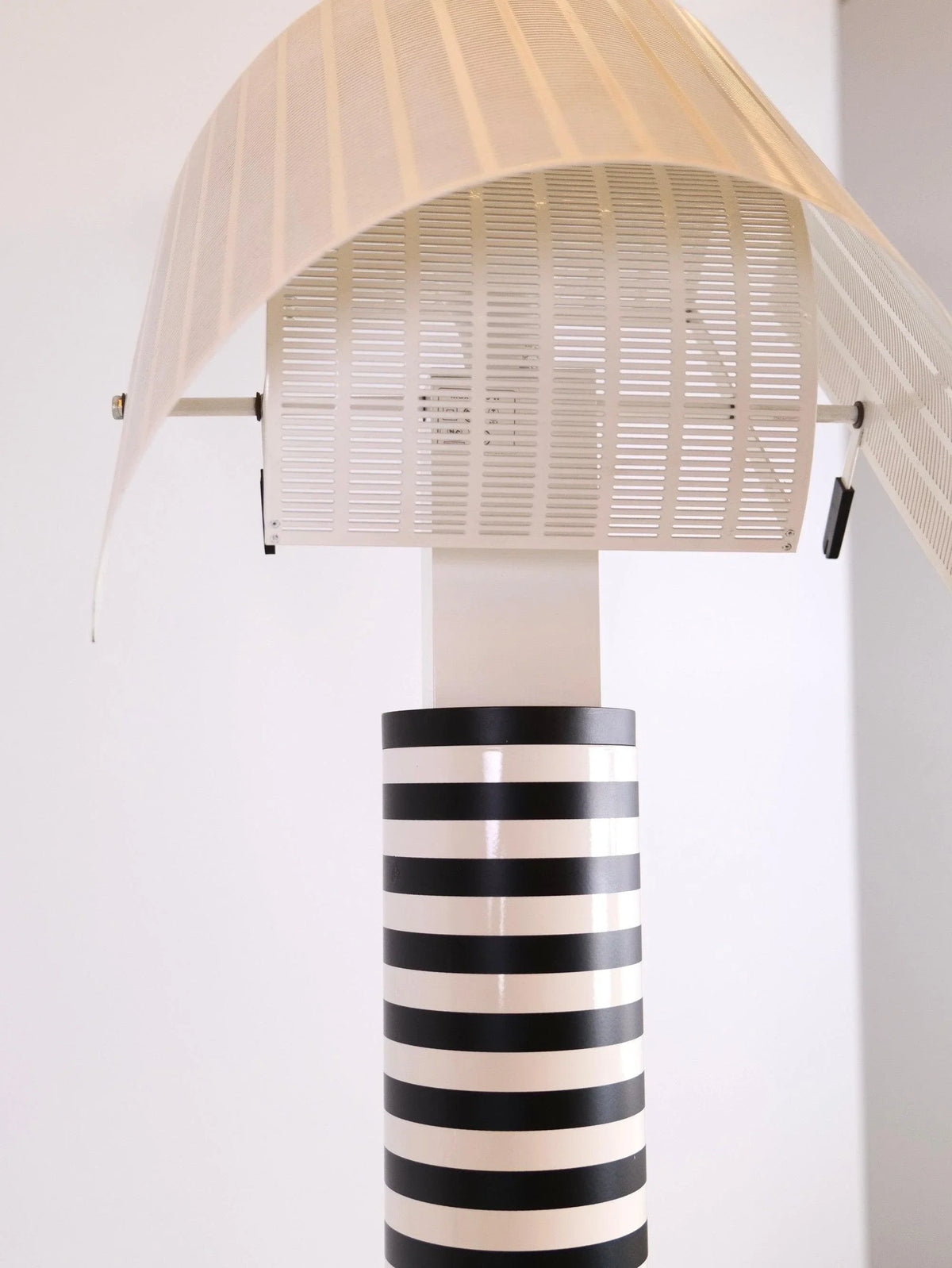 Metavaya Table lamp Dia 32cm x H 58cm / ∅ 12.6″ x H 22.8" / Black+White Shogun Table Lamp 6938617802288 M2023102007-1