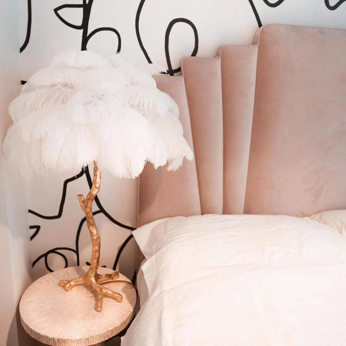 Metavaya Table lamp Dia 65cm x H 70cm / Polished brass / White Ostrich Feather Table Lamp 323232414484 M2021121405-2 Shop Ostrich Feather Table Lamp Online