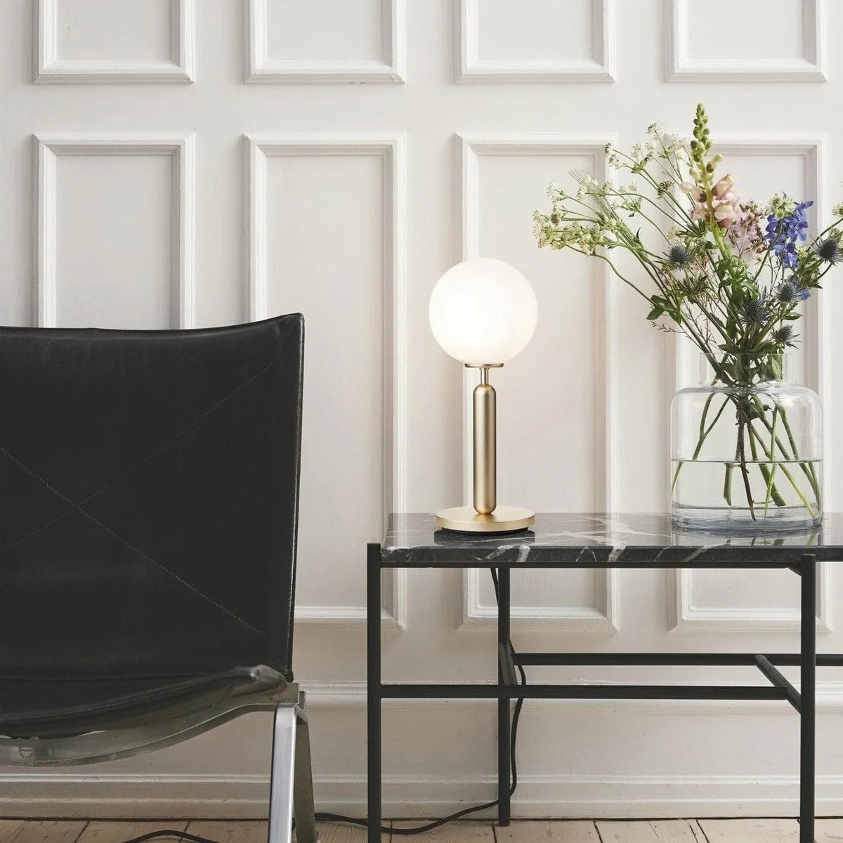 Metavaya Table lamp Dia 14cm x H 34cm / Gold & White glass / US plug Miira Table Lamp 323232419458 M2022100904-1 Miira Table Lamp | Nuura Miira Desk Lamp