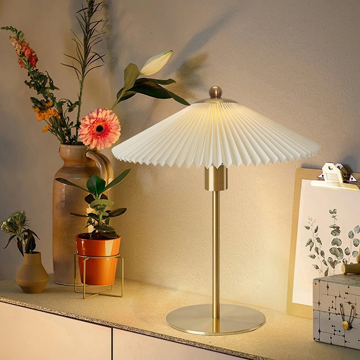 Metavaya Table lamp Dia 36cm x H 43cm / Gold & Beige Lampshade / US plug Perla Pleated Table Lamp 623367482779 M2022092002-1